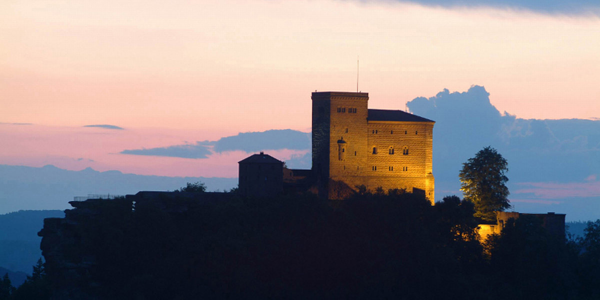 Kaiserburg Trifels in Annweiler an der Südlichen Weinstraße im Abendrot. Burg des Richard Löwenherz